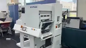 طابعة استيكرات ديجيتال رول 13 إنش بألوان CMYK + أبيض، طراز ViPress