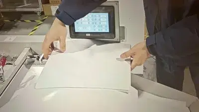 قصّ لفائف الخامات غير المطبوعة بشكل مستقل